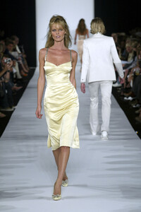 1934893593_MarcJacobs2003WomenRTW59.thumb.jpg.63ce5e172ac17bcb9ccf17b7b3d72375.jpg