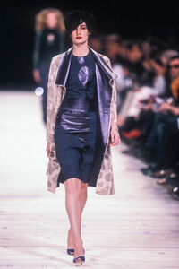 1944359067_VersusbyDonatella2000WomenRTW101.thumb.jpg.86bda60f21d1e9223047f7e2ab3b0f78.jpg