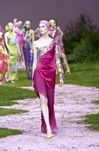 1976151728_EmanuelUngaro2001HauteCouture76.thumb.jpg.a6e3a2ce9724750183cbde5b7541aa3e.jpg