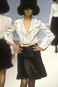 1979368675_Valentino1996WomenRTW142.thumb.jpg.797c18fb1af0f8f34aca1c45c24eb1ec.jpg