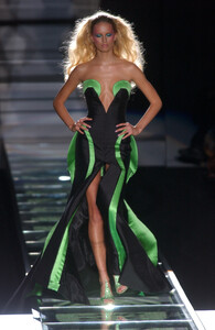 1991888850_GianniVersace2002HauteCouture39.thumb.jpg.5b33897d49d8d93eeb285cae22f2e8e8.jpg