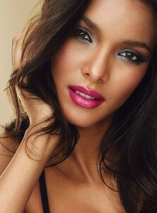 2005829380_LaisRibeiro245677765424567765421456740full-lais-ribeiro.thumb.jpg.419ba25fe1ae3bb0f8787dd2c1920fd3.jpg