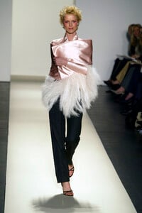 2013554402_OscardelaRenta2003WomenRTW31.thumb.jpg.1fdb5d1d170df547ccf7907c83b10bc2.jpg