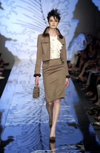 2013659949_Valentino2001HauteCouture27.thumb.jpg.af6594d36fecd850d3e9b2e0eaa64f41.jpg