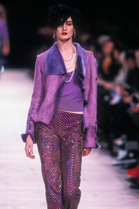 2021950236_VersusbyDonatella2000WomenRTW8.thumb.jpg.8ce25ae782915dc9e8e2d7a841fbc33a.jpg