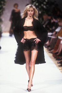 2025570405_PierreBalmain2001HauteCouture109.thumb.jpg.17d4c232163f0512b29e1488194b1cf2.jpg