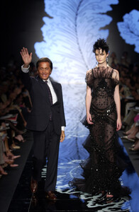 2030583838_Valentino2001HauteCouture22.thumb.jpg.ef8358d54ac0314c807676359795f198.jpg