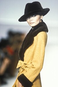 2032211807_Valentino1996WomenRTW39.thumb.jpg.4a76dffd1a991c9362a466a66edaf0a7.jpg