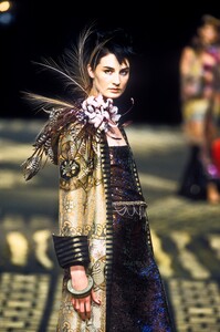 2042057305_EmanuelUngaro2001HauteCouture43.thumb.jpg.437942c562381a200ac3f53579925a83.jpg