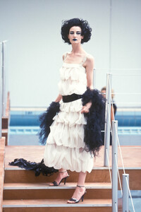 2043704213_Chanel2000HauteCouture54.thumb.jpg.1355326c48254367293ede6fff9c606a.jpg