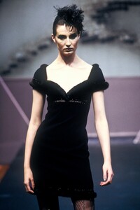 2049103034_Valentino1997HauteCouture40.thumb.jpg.69f32b025c918c18d701f16fbf6a71b8.jpg