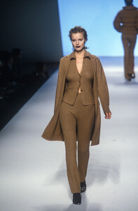 2055706972_SalvatoreFerragamo1998WomenRTW18.thumb.jpg.b6843fcf8ff83e20da25a507b5826877.jpg