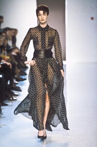 206078226_YvesSaintLaurent2000WomenRTW69.thumb.jpg.b5e92565d0079cb5e4486c31fccf5d71.jpg