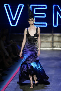 2067772904_Givenchy2002HauteCouture129.thumb.jpg.2566a8da2daf428c261f103f4724ccfa.jpg