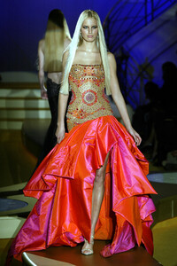 2076207035_GianniVersace2004HauteCouture141.thumb.jpg.c024c19c1007aa31628399495d4c2769.jpg