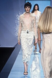 2082264372_Valentino2000WomenRTW190.thumb.jpg.d2e4df74225b4ad79e38ad932c2df225.jpg