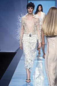 2082264372_Valentino2000WomenRTW190.thumb.jpg.d2e4df74225b4ad79e38ad932c2df225.jpg