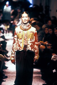 2090595506_JeanPaulGaultier1994WomenRTW4.thumb.jpg.9544e00970f579e53224a92d7ec71cf4.jpg