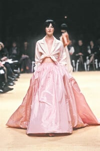 210370830_PierreBalmain1999HauteCouture77.thumb.jpg.f081fdbc0e881a7515b3bf660bf892d2.jpg