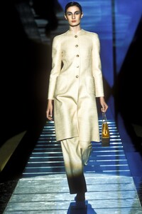 2104408695_Valentino2000HauteCouture17.thumb.jpg.f96b476a633f2708b4c348b1a6d30602.jpg