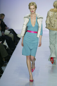 212023154_MatthewWilliamson2003WomenRTW71.thumb.jpg.e4c5327696b30fbf1c24c864575c3693.jpg