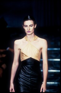 2121063919_Versace1998WomenRTW71.thumb.jpg.741475921db6ea0b44055293707a8014.jpg