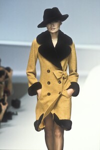 2122026075_Valentino1996WomenRTW38.thumb.jpg.628cf60c026d34dcc6e62dbf2d315e30.jpg