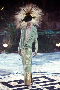 2123424680_Givenchy1998HauteCouture99.thumb.jpg.d4eb8eb2dab216fdce03a5e508c9392d.jpg