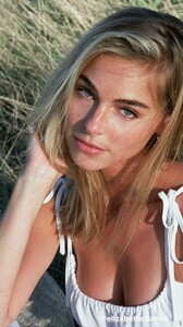 2135807724_ElizabethTurner54214567740full-elizabeth-turner..thumb.jpg.eec647cf26fb16a3785a9c0861e5a0bc.jpg