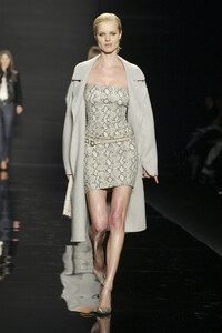 2141854394_MichaelKors2003WomenRTW23.thumb.jpg.baa0673e2ab66c54b1db4331394cb919.jpg