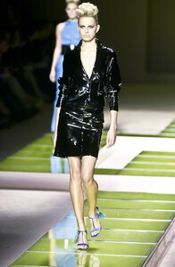 232161236_Versace2001WomenRTW39.thumb.jpg.6fe59b30f4a5ce25ddba81b627c5372d.jpg