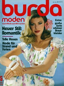 234053689_VOGUEUSDec198303.thumb.jpg.a1050cfbe8b025e9a5e127ba6ba1c873.jpg