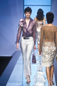 246627608_Valentino2000WomenRTW79.thumb.jpg.01627f78a9215e44ddfa0f86800b619c.jpg