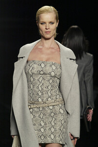 254301503_MichaelKors2003WomenRTW24.thumb.jpg.8fa2326d4259e8ed73d8992b6ed5c8f4.jpg