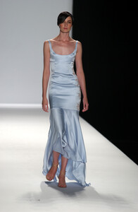 26207510_CarolinaHerrera2002WomenRTW55.thumb.jpg.22847f5823bfb033af99ccfc13635472.jpg