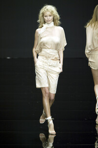 272920614_AlessandroDellAcqua2003WomenRTW7.thumb.jpg.7938caf656d82f28c8c32447ff54c11c.jpg