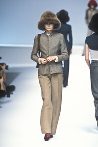 275285098_Valentino1996WomenRTW53.thumb.jpg.87f16b97f3fd7284ccfad3b49d17a873.jpg