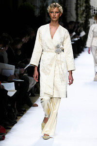 284417858_PierreBalmain2002HauteCouture47.thumb.jpg.c753c454cd3aa1dff54a4570e0bc82d3.jpg