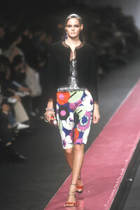 298534514_Chanel2000WomenRTW22.thumb.jpg.f130f7c7aa70572cf86d7f73531eb67b.jpg