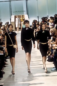 301913332_LouisVuitton2000WomenRTW81.thumb.jpg.754e7ada1c73725370c3b5da54714c63.jpg