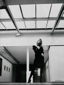 31508129_LOfficielFrance1989alagaleriebrownstonebysergebarbeau1.thumb.jpg.d0b602bb28a66faab34cae80d5e6b44c.jpg