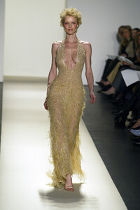 315115334_OscardelaRenta2003WomenRTW57.thumb.jpg.ca0eca3d356911072c4b49eec5687b2e.jpg