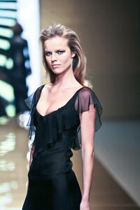 317637222_Valentino2002WomenRTW103.thumb.jpg.6126dff199640f4e9050a1fe8a8df72c.jpg