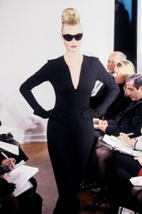 322584859_MichaelKors1995WomenRTW117.thumb.jpg.1701550d3877188e10565d88839cd5eb.jpg