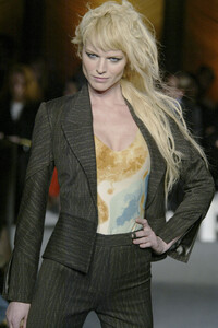 322724696_ZacPosen2003WomenRTW9.thumb.jpg.2ab7a316a552e530cd60c1f0cc3edc4a.jpg
