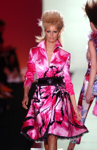 331755938_GianniVersace2001HauteCouture17.thumb.jpg.ab8af1c05e5a3c79e01ecd5d0fc45eb2.jpg