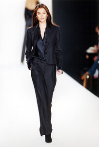 356962213_RalphLauren2000WomenRTW20.thumb.jpg.fc7f5fefc5c88dfd5d83039a5a978209.jpg