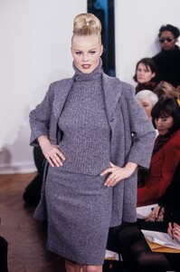 372001564_MichaelKors1995WomenRTW14.thumb.jpg.da2c4242c02c97f7b143a64b2850a699.jpg