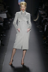 397115169_CarolinaHerrera2003WomenRTW12.thumb.jpg.f6ea69b1a69a03fed43189081ae81036.jpg