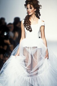 409767442_JohnGalliano1992WomenRTW62.thumb.jpg.45c12d36ba09515f7c5d3e6dfc1f04e5.jpg